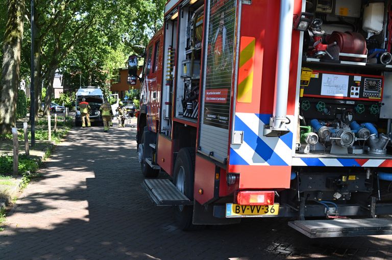 Vanwege de rokende bestelbus in Breda werd de brandweer opgeroepen (foto: Perry Roovers/SQ Vision).