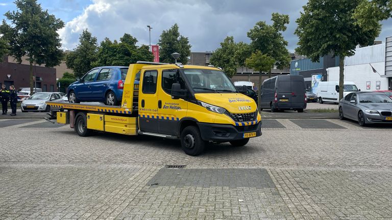 Auto van verdachte wordt weggesleept van het parkeerterrein( Foto: Raymond Merkx)