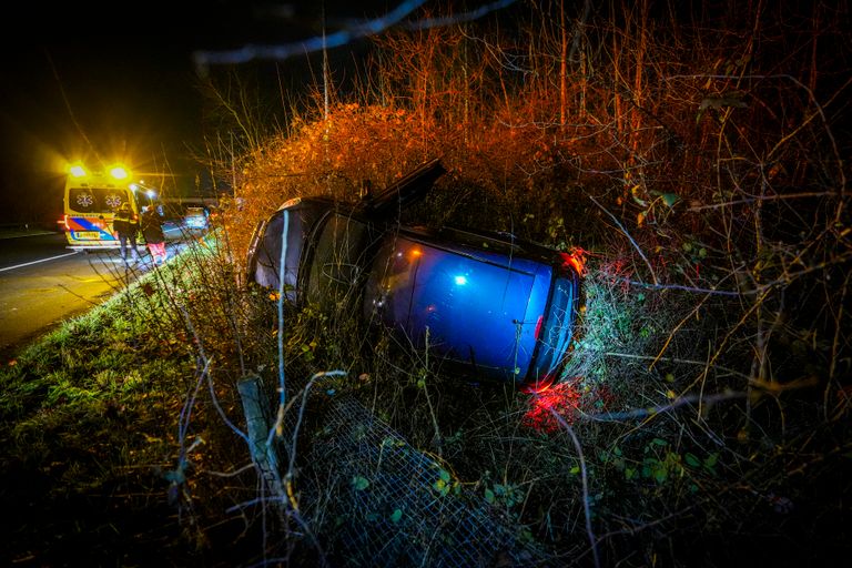 De auto belandde in de bosjes naast de A270 (foto: SQ Vision).