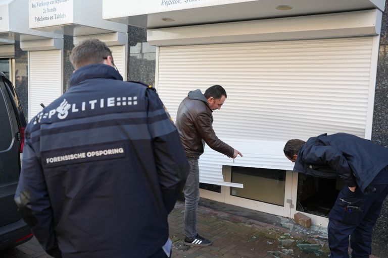 Er werd onder meer een rolluik geforceerd (foto: FPMB Erik Haverhals/SQ Vision).