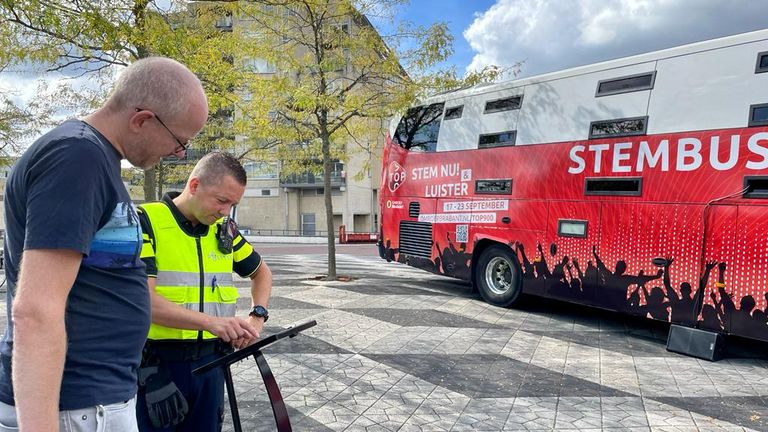 De Top 900 Stembus op het Piet Blomplein in Helmond, waar de wijkagent zijn stem uitbracht. 