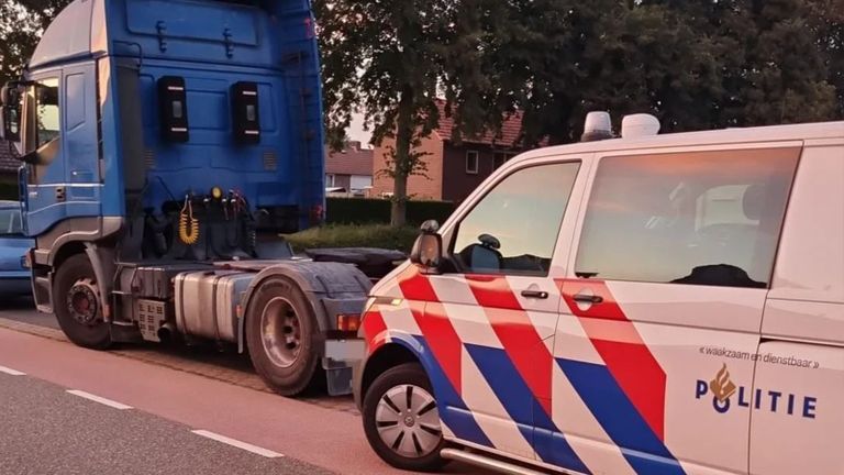 De vrachtwagen die in beslag werd genomen (foto: Instagram @politie_someren).