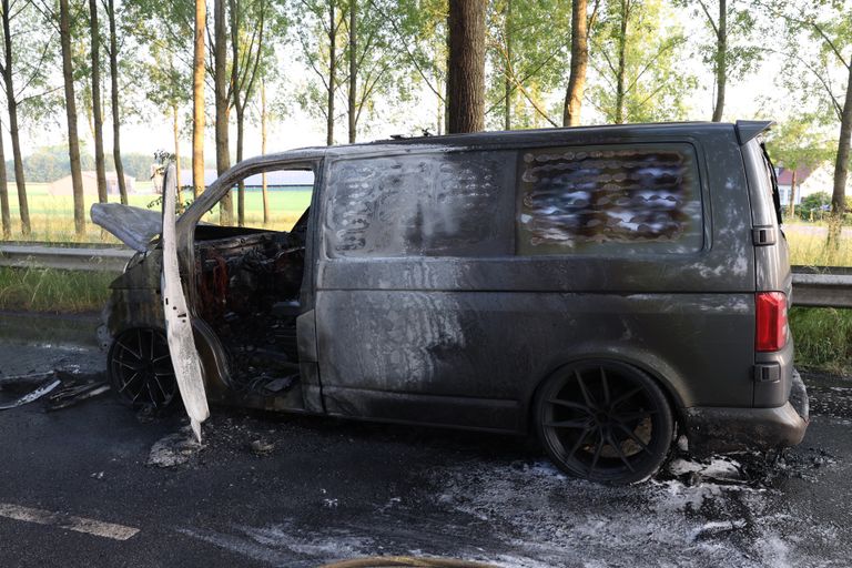 Van de bestelbus in Best bleef slechts een wrak over (foto: Sander van Gils/SQ Vision).