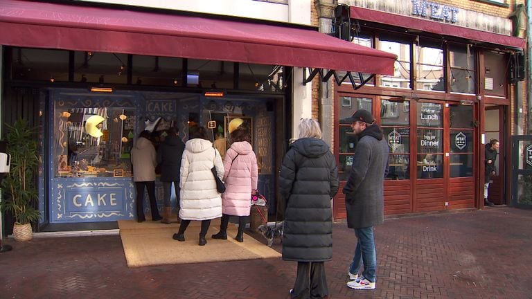 Iedere dag staat er een rij voor de taartenwinkel.