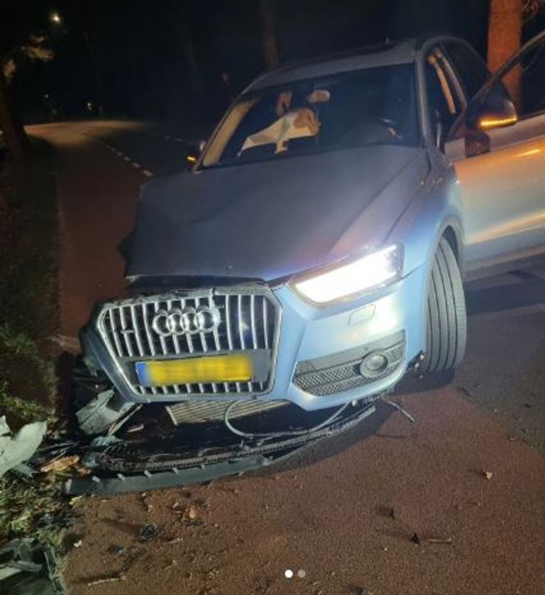 De auto raakte zwaar beschadigd (foto: Digitaal wijkagent Meierij).