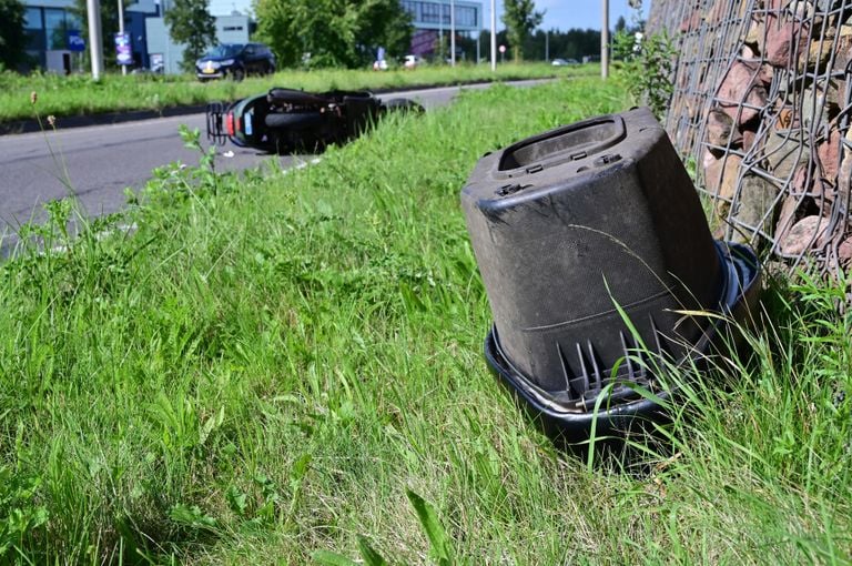 Het zadelgedeelte van de scooter schoot na het ongeluk los (foto: Perry Roovers/SQ Vision).