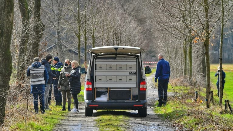 Na de vondst van het lichaam werden verschillende hulpdiensten opgeroepen (foto: Rico Vogels/SQ Vision).