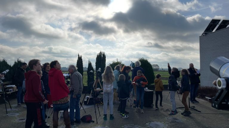 Verschillende mensen namen de moeite om bij sterrenwacht Halley de zonsverduistering te bekijken (foto: Jos Verkuijlen).