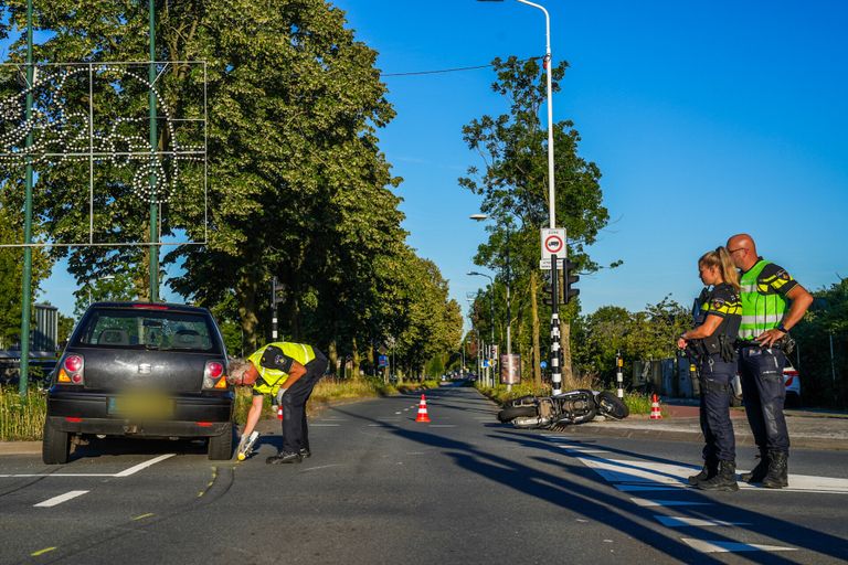 De politie doet onderzoek naar de oorzaak van het ongeval (foto: Dave Hendriks/SQ Vision)