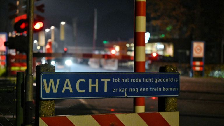 De boodschap te wachten als de spoorbomen naar beneden zijn, werd in Udenhout door veel mensen genegeerd (foto: Toby de Kort/SQ Vision).