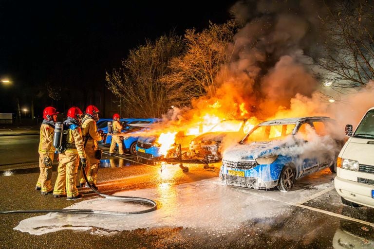 Vier auto's aan de Korze in Veldhoven gingen in vlammen op (foto: Dave Hendriks/SQ Vision). 