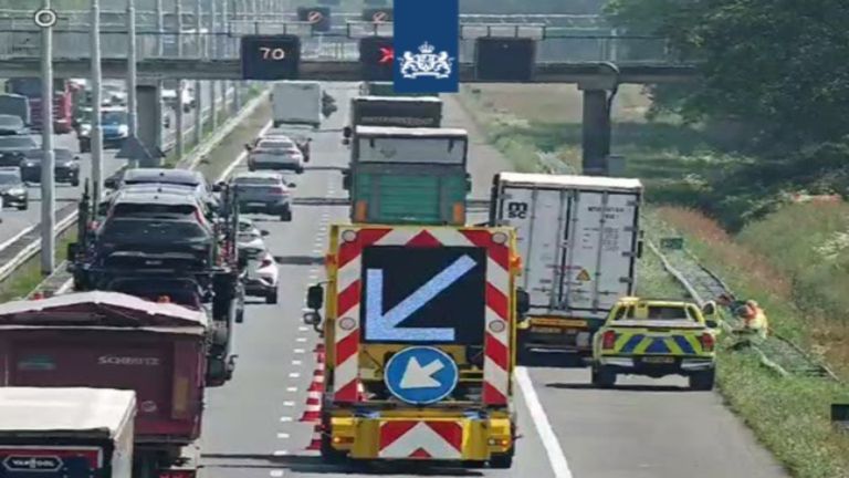 De auto staat aan de kant van de A58 (foto: Rijkswaterstaat).