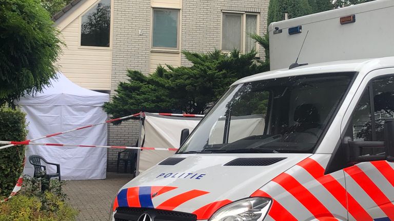 Onderzoek bij het huis waar de dode man werd gevonden (foto: Omroep Brabant).