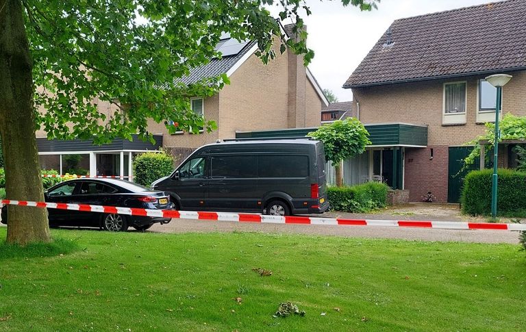 De politie deed na de vondst van de dode vrouw uitgebreid onderzoek aan de Midakkers in Eersel (foto: politie).