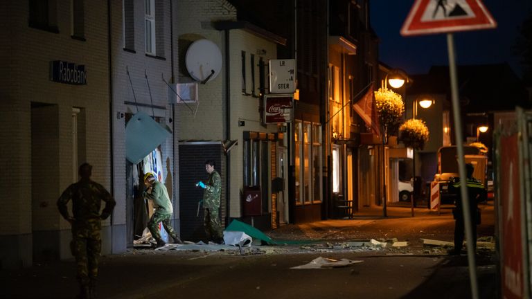 De ravage na de plofkraak in Kaatsheuvel is groot (foto: Iwan van Dun/SQ Vision).