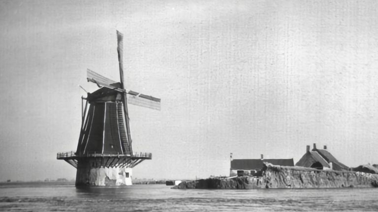 De korenmolen omgeven door water tijdens de ramp in 1953.