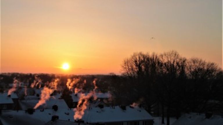 De zon komt op in Waalwijk en de kachels branden hard (Martha Kivits)