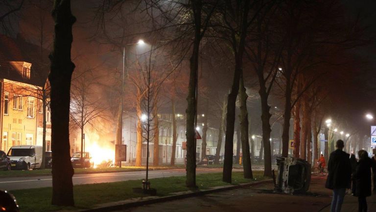 Terwijl het aan de ene kant van de weg nog 'stevig fikt', ligt er een uitgebrand wrak aan de andere kant van de weg (foto: Bart Meesters/Meesters Multi Media/SQ Vision Mediaprodukties).