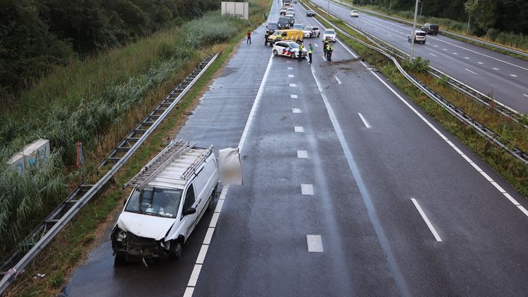 De bestelbus is zwaar beschadigd na het ongeluk op de A59 (foto: Bart Meesters)