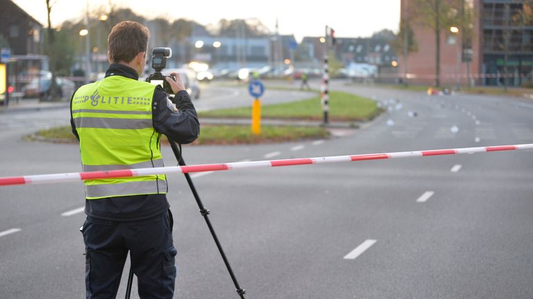 Het onderzoek naar het ongeluk in Breda ging zondagochtend verder (foto: Perry Roovers/SQ Vision).