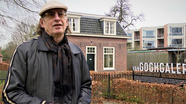 Directeur Ron Dirven van het Van GoghHuis voor het atelier en de kosterswoning (foto: Raoul Cartens).