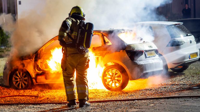 De brandweer bluste de auto's (foto: Gabor Heeres/SQ Vision)