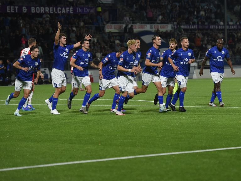 FC Den Bosch juicht na de treffer van Torles Knoll (vierde van rechts, foto: Henk van Esch).  