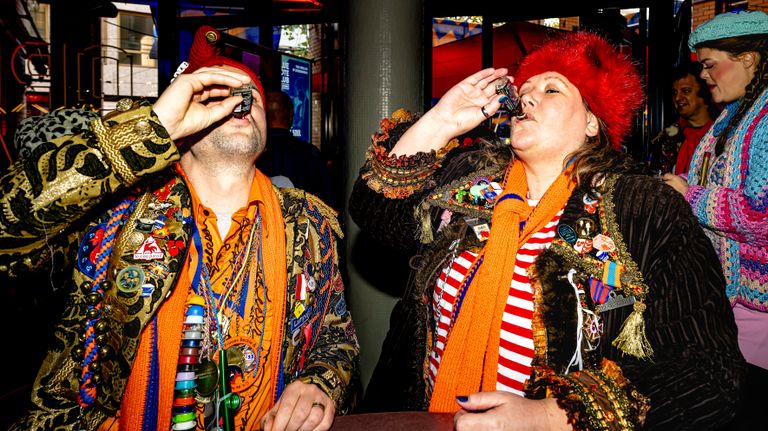 De eerste drankjes gaan er soepel in (foto: Marcel van Dorst).