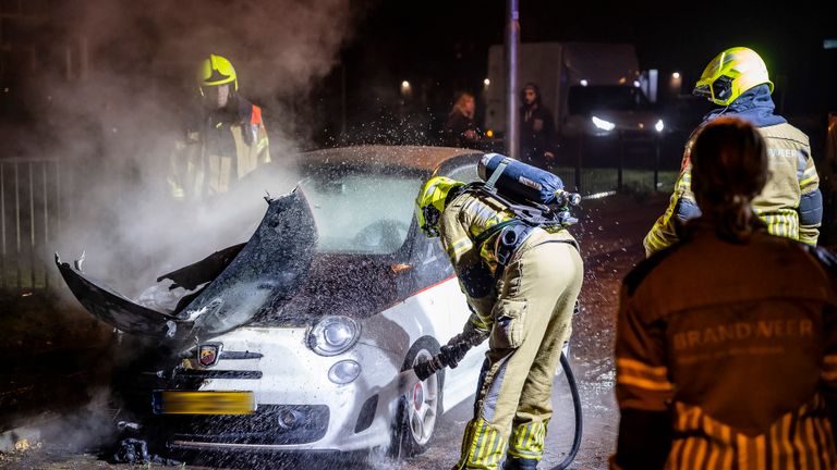De brandweer bluste de auto in Tilburg (foto: Jack Brekelmans/SQ Vision).