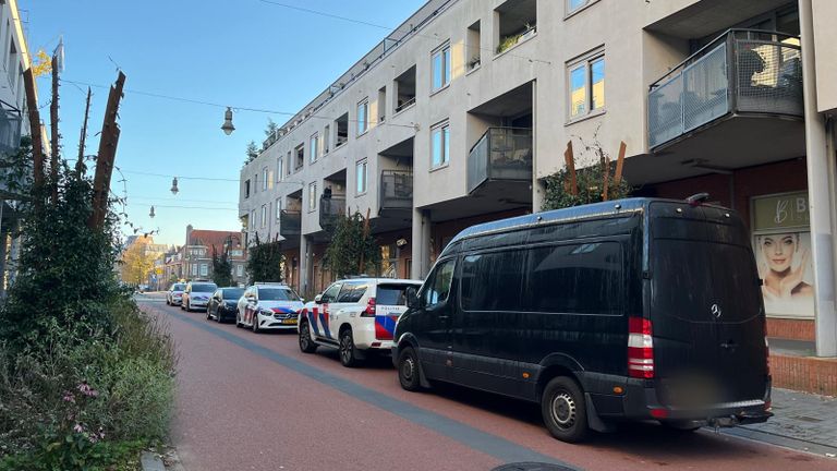 De Van Berckelstraat in Den Bosch waar de politie binnenviel (foto: Omroep Brabant).