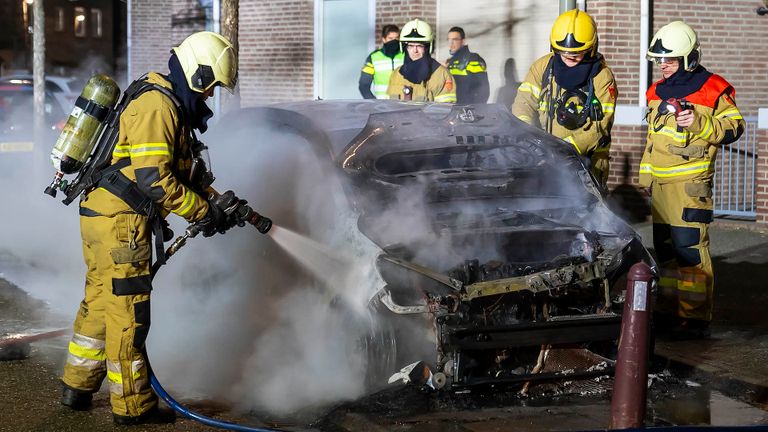 De brandweer kon niet voorkomen dat de auto aan De Oude Vest verloren ging (foto: Gabor Heeres/SQ Vision).