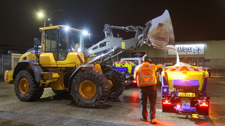 Frans de Crom vult wagens met strooizout (foto: SQ Vision). 