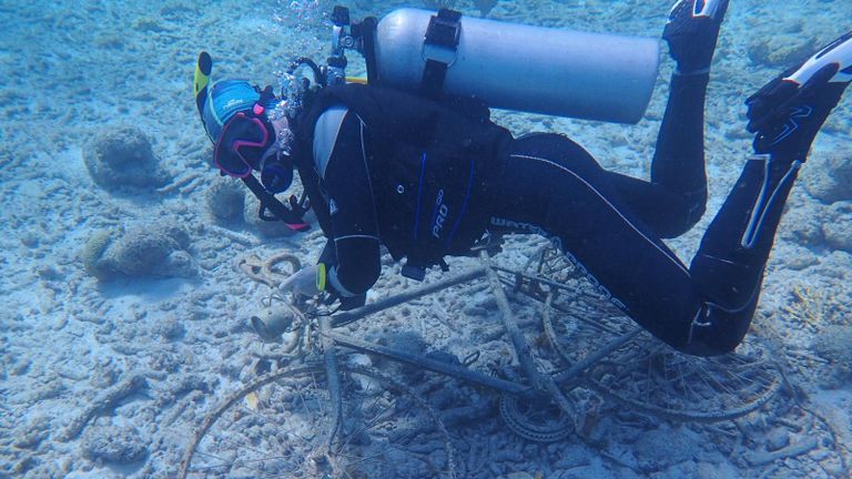 Onder water geniet Tanja terwijl het regent op Curaçao (privéfoto).