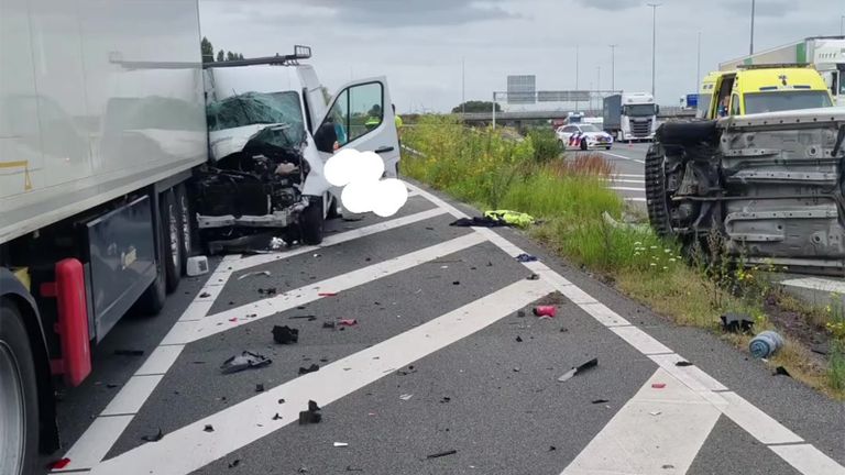 Het is een flinke ravage op de verbindingsweg van de A58 (foto: Instagram Wijkagenten Etten-Leur)