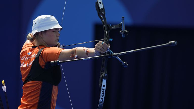 Handboogschutter Laura van der Winkel in actie (foto: ANP).