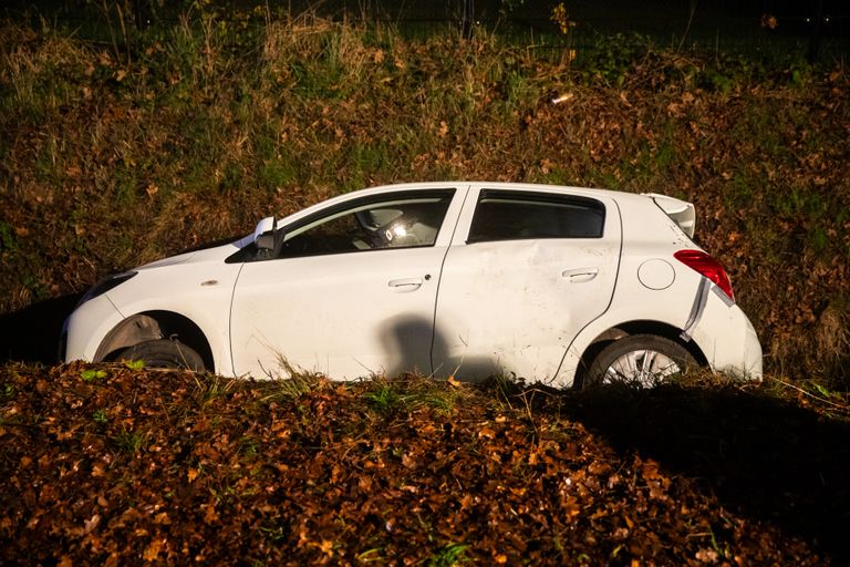 De wagen kwam in een sloot tot stilstand (foto: Christian Traets/SQ Vision).