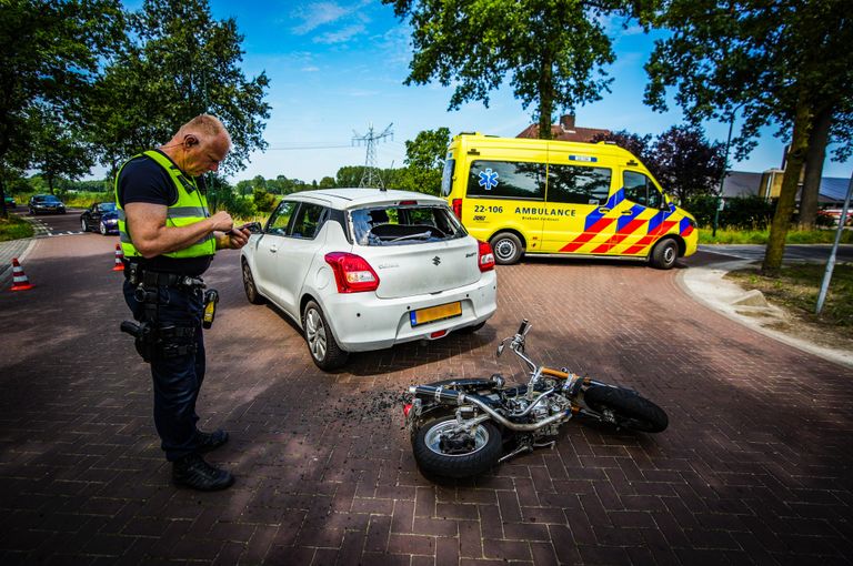 De motorrijder kon niet op tijd stoppen toen de auto voor hem remde (foto: SQ Vision).