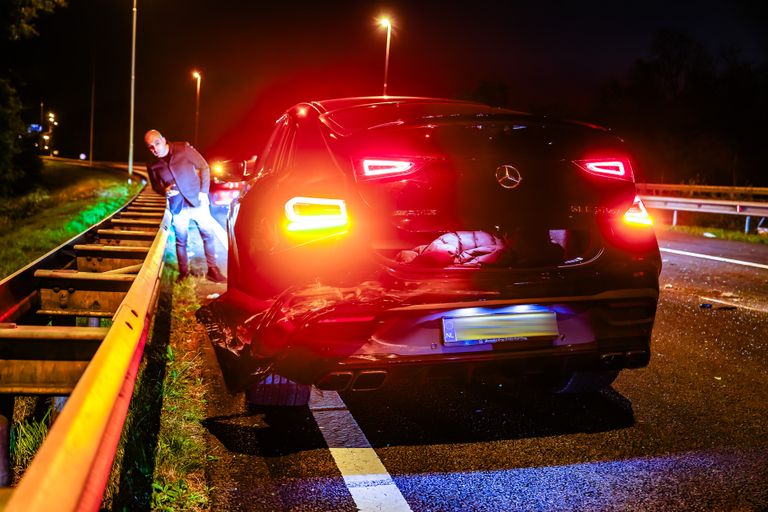 De gecrashte Kia raakte een Mercedes SUV, die door de klap drie keer om zijn as draaide (foto: Jack Brekelmans/SQ Vision).