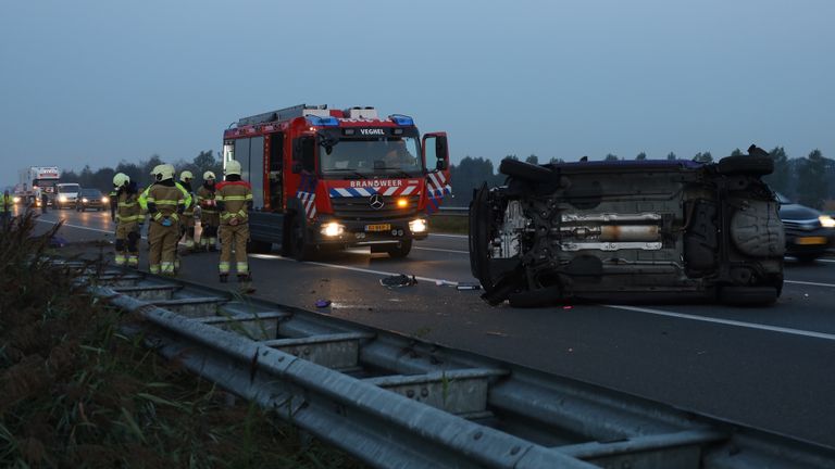 Vanwege het ongeluk op de A50 bij Uden werd de brandweer opgeroepen (foto: Kevin Kanters/SQ Vision).