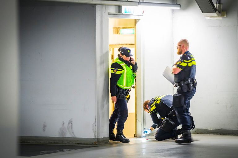 Politie bezig met sporenonderzoek (foto: SQ Vision).