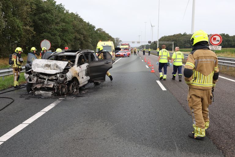 Een auto vatte vlam na de botsing op de A58 bij Oirschot (foto: Sander van Gils/SQ Vision).