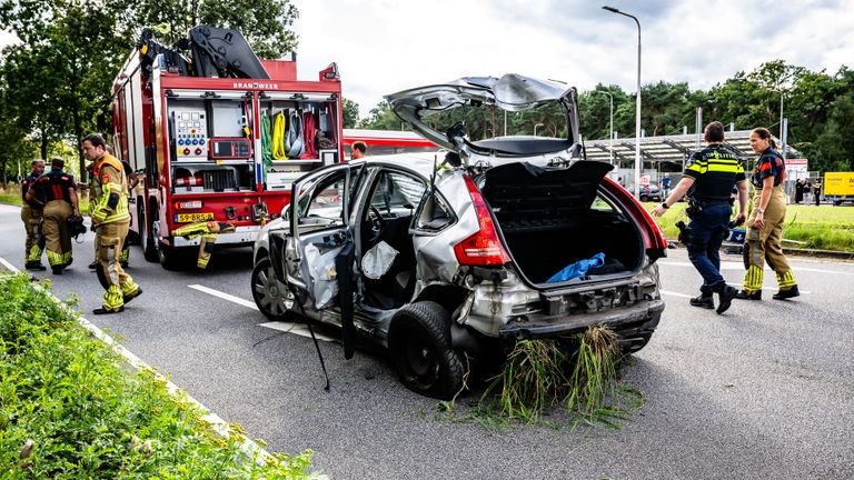 De uit de greppel getakelde wagen (foto: Jack Brekelmans/SQ Vision).