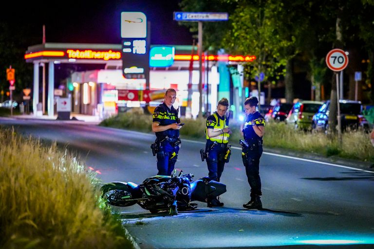 Agenten ontfermen zich over de motor (foto: SQ Vision).