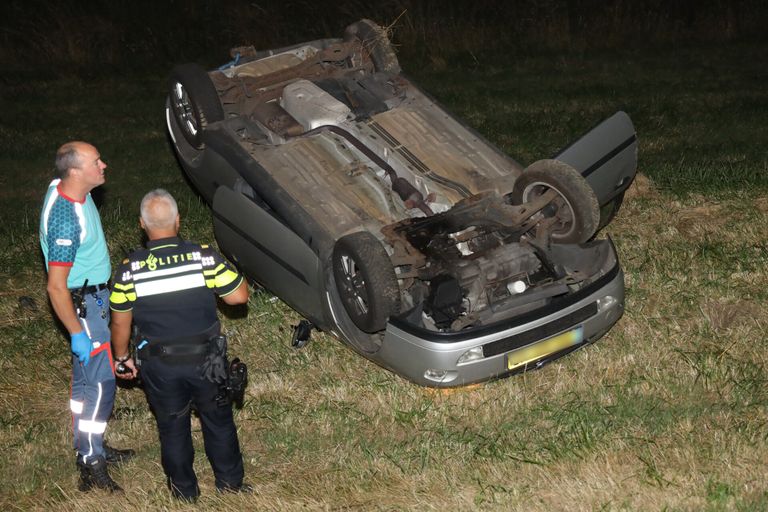 Een bergingsbedrijf haalde de gecrashte auto bij Dongen op (foto: Marco van den Broek/SQ Vision). 