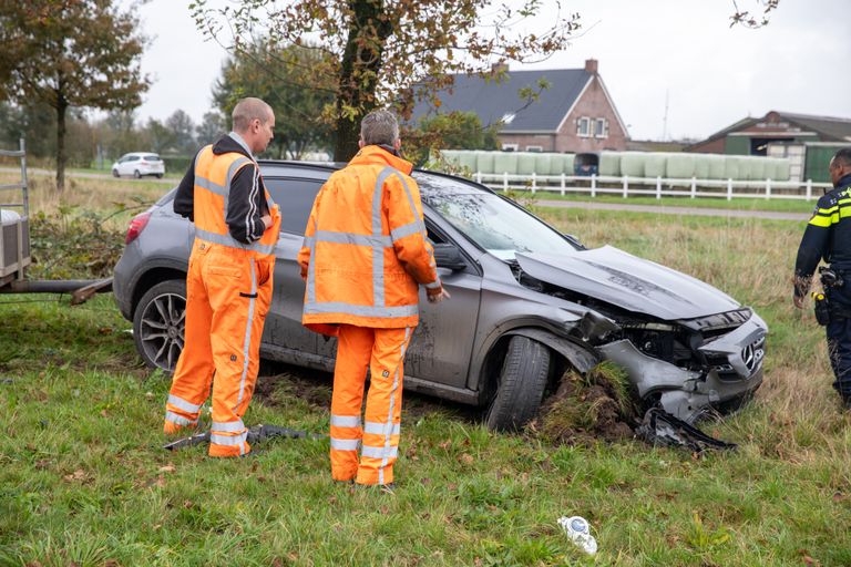 Bergers buigen zich over een van de beschadigde wagens (foto: Christian Traets/SQ Vision).