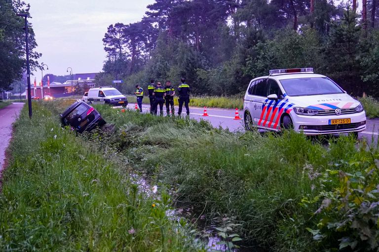 Hoe de auto in de sloot naast de Stiphoutsedreef in Helmond kon terechtkomen, wordt onderzocht (foto: Harrie Grijseels/SQ Vision).