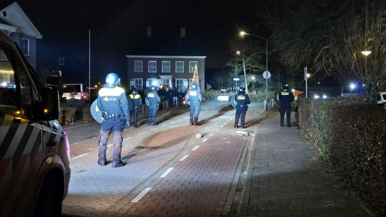 De ME beveiligde de beruchte kruising in Veen (foto: SQ Vision).