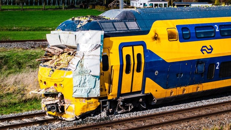Veel schade aan de trein (foto: ANP).