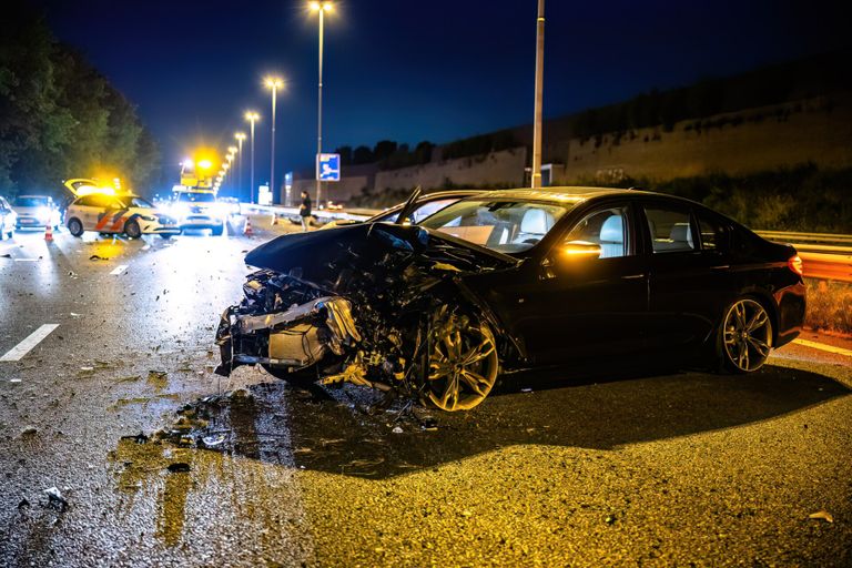 De botsing vond rond halfelf zondagavond plaats bij Tilburg (foto: Jack Brekelmans/SQ Vision).