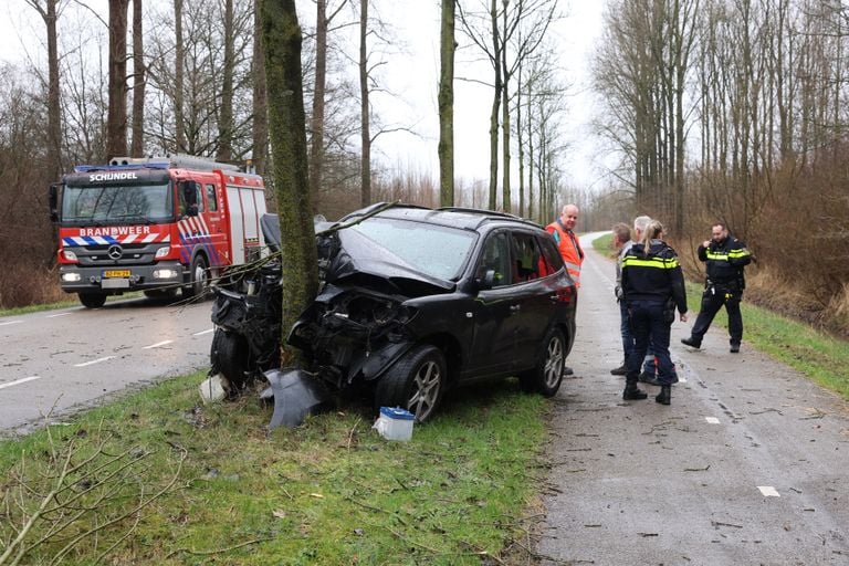 De botsing vond plaats aan de Steeg in Schijndel (foto: Sander van Gils/SQ Vision).